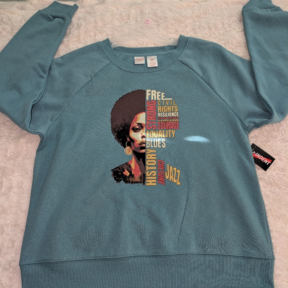 Woman's Fashion Sweatshirt.. Green in color, Sz Medium